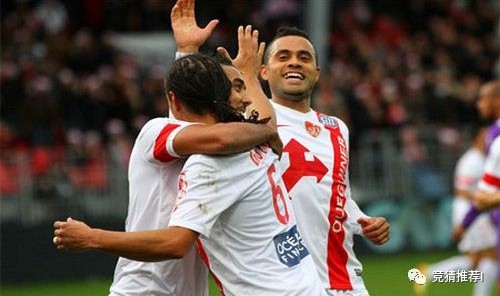  布雷斯特vs巴黎冲突不断，下半场多次中断比赛  